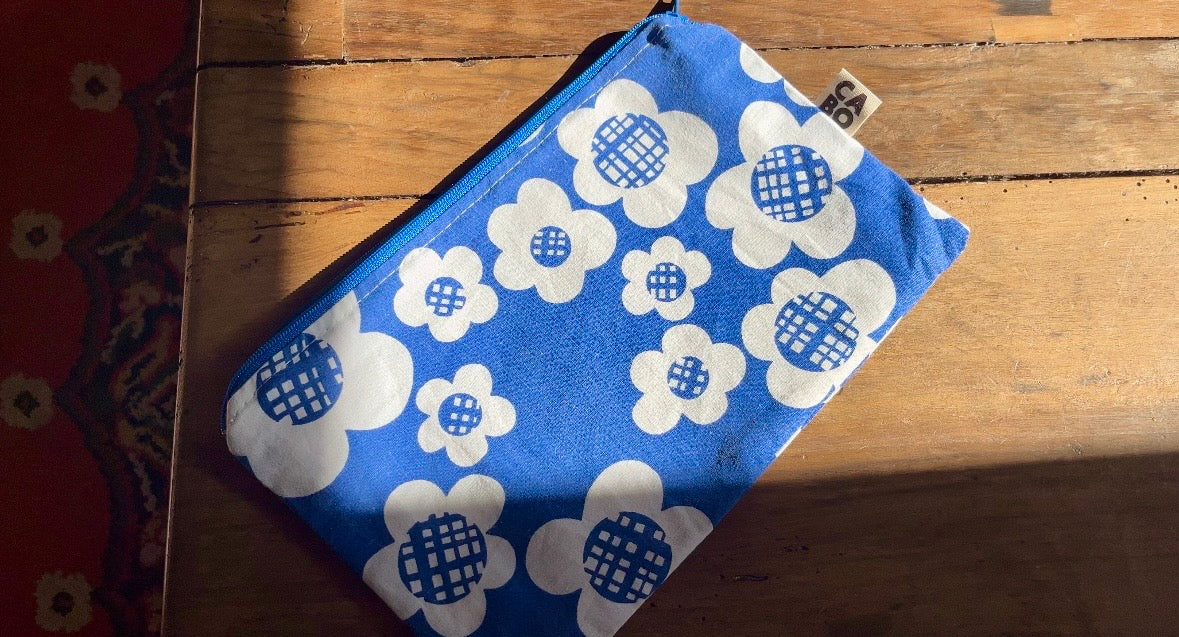 pochette plate en tissu revalorisé, bleue fleurs blanches retro