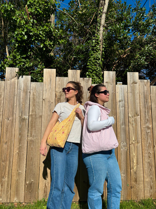 Sac upcyclé. Grâce à ces anses ajustables, se porte à l'épaule ou en bandoulière.