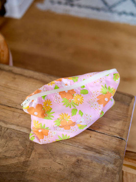 trousse rose plate upcyclée, fleurs oranges
