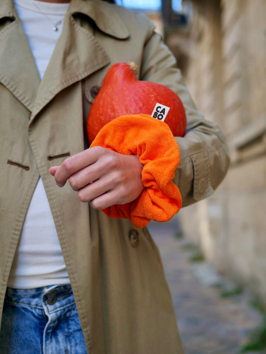 Chouchou orange en coton éponge biologique, confectionné avec les chutes.