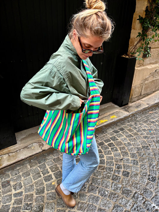 sac en tissu upcyclé, rayé vert jaune rose et bleu