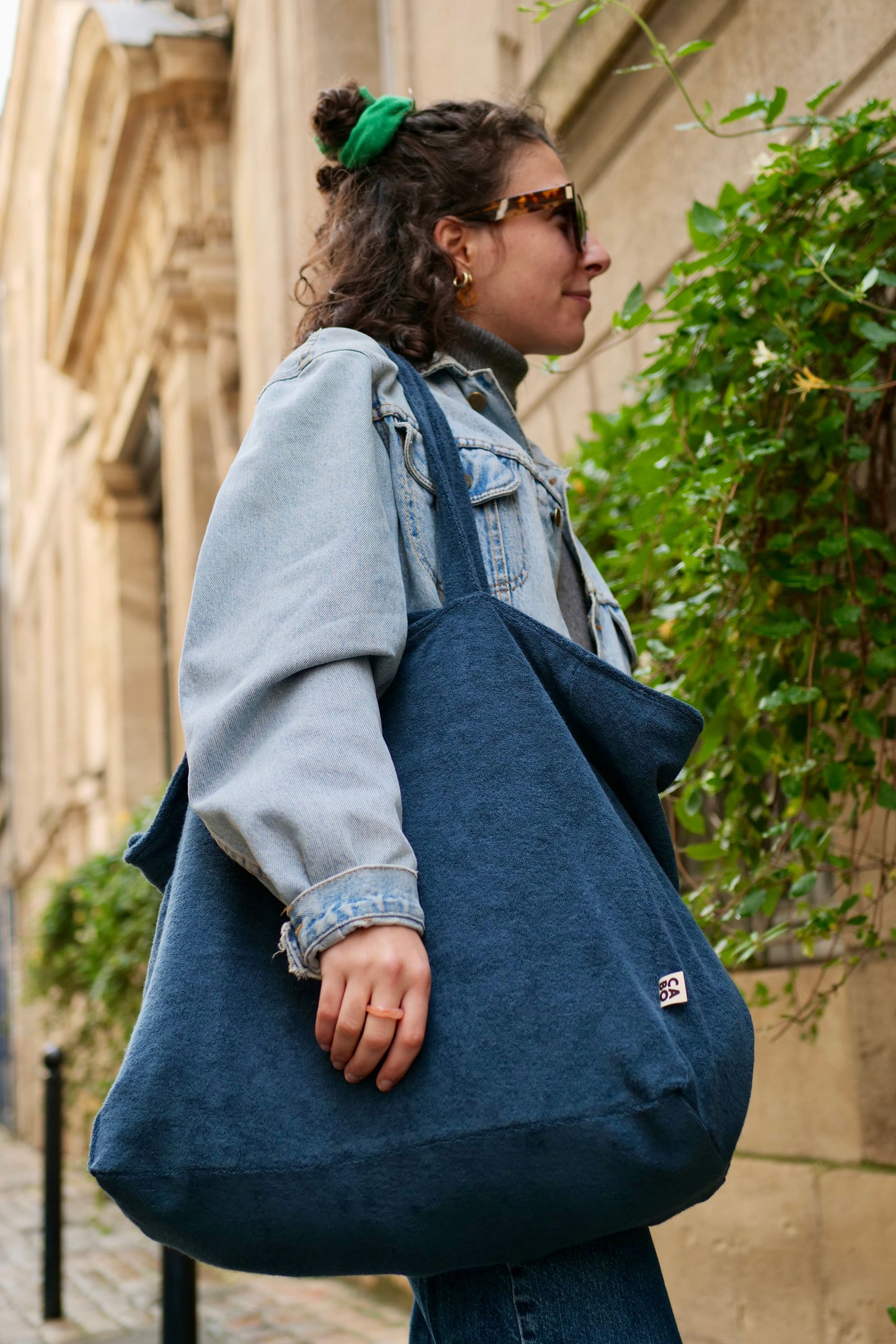 grand cabas bleu en éponge biologique, avec fermeture éclaire jaune