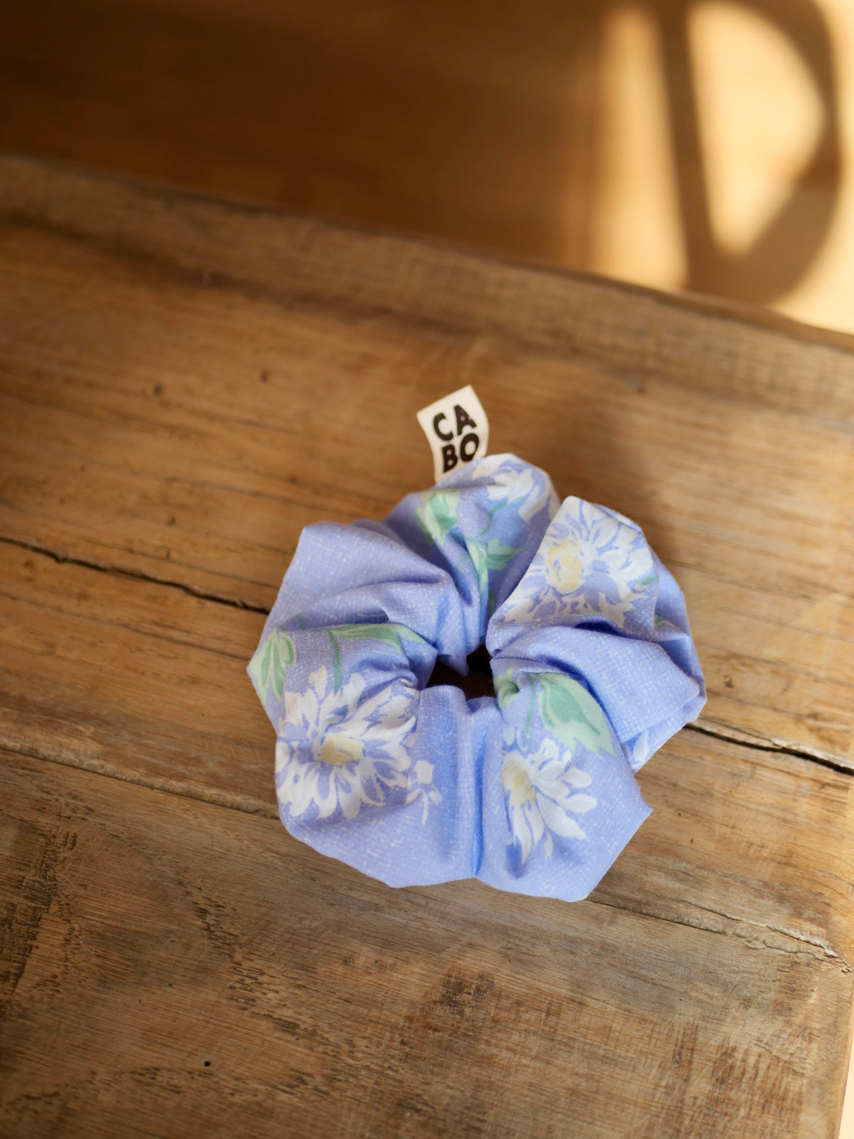 chouchou upcyclé bleu, fleurs blanches