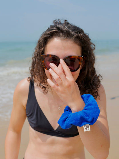 Chouchou bleu en coton éponge biologique, confectionné avec les chutes.