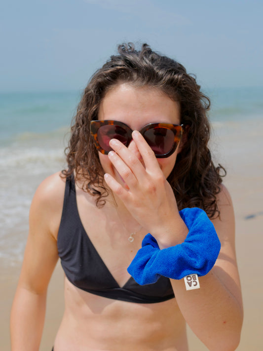 Chouchou bleu en coton éponge biologique, confectionné avec les chutes.