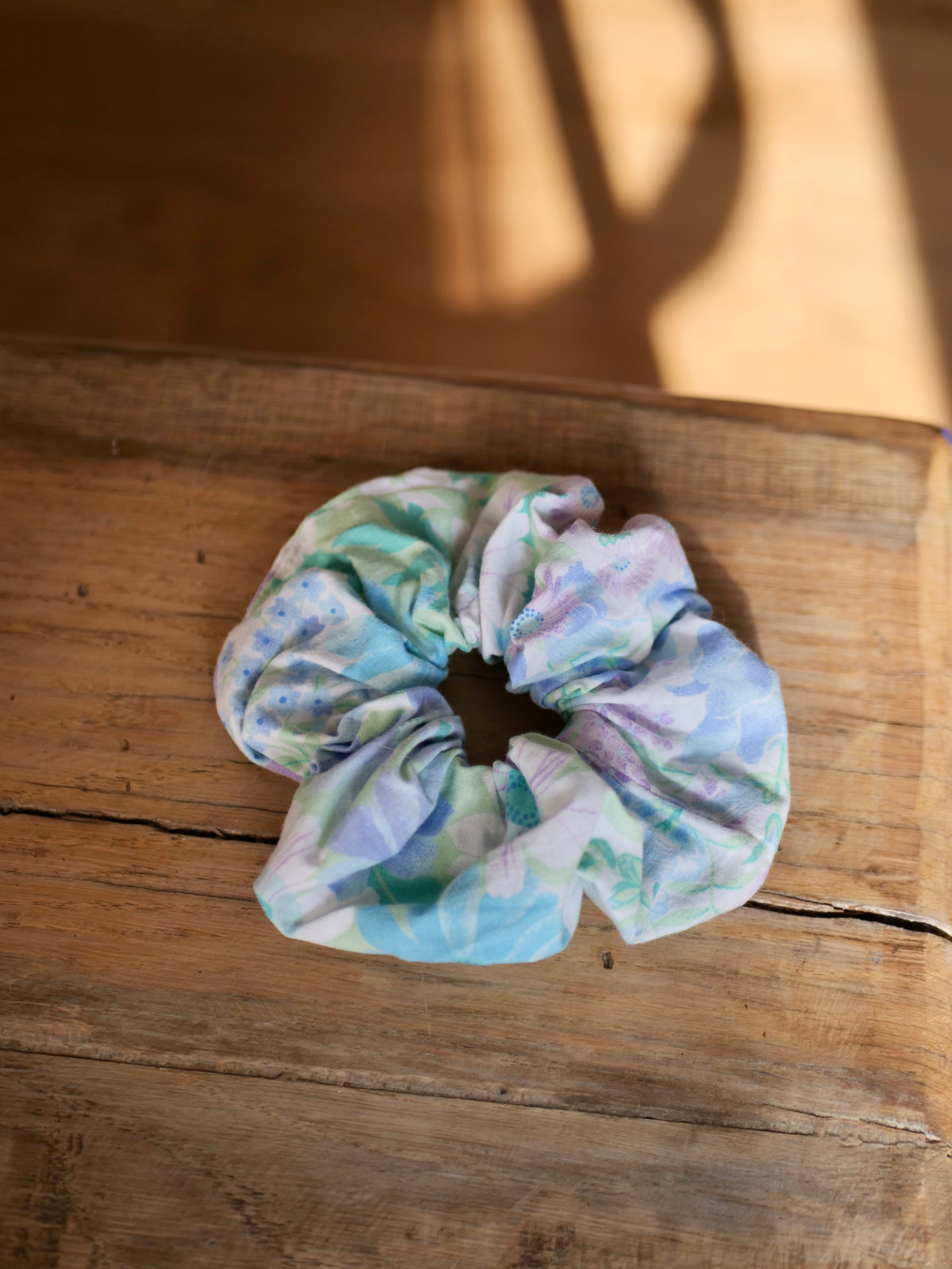 chouchou upcyclé fleurs bleues et violettes