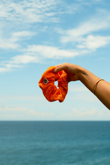 Chouchou orange en coton éponge biologique, confectionné avec les chutes.