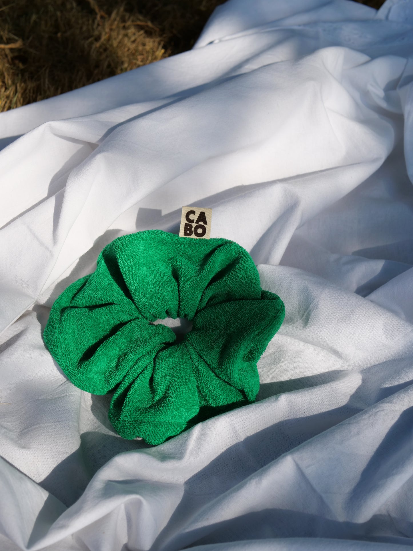 Chouchou vert en coton éponge biologique, confectionné avec les chutes.