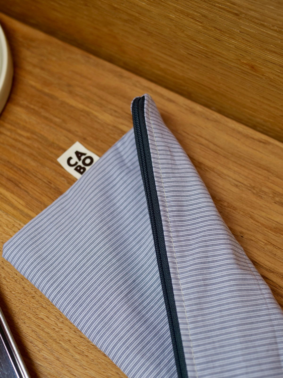 pochette en tissu upcyclé, rayures fines bleues
