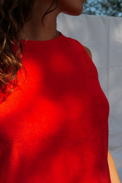 robe rouge avec col rond en coton éponge bio, focus col rond