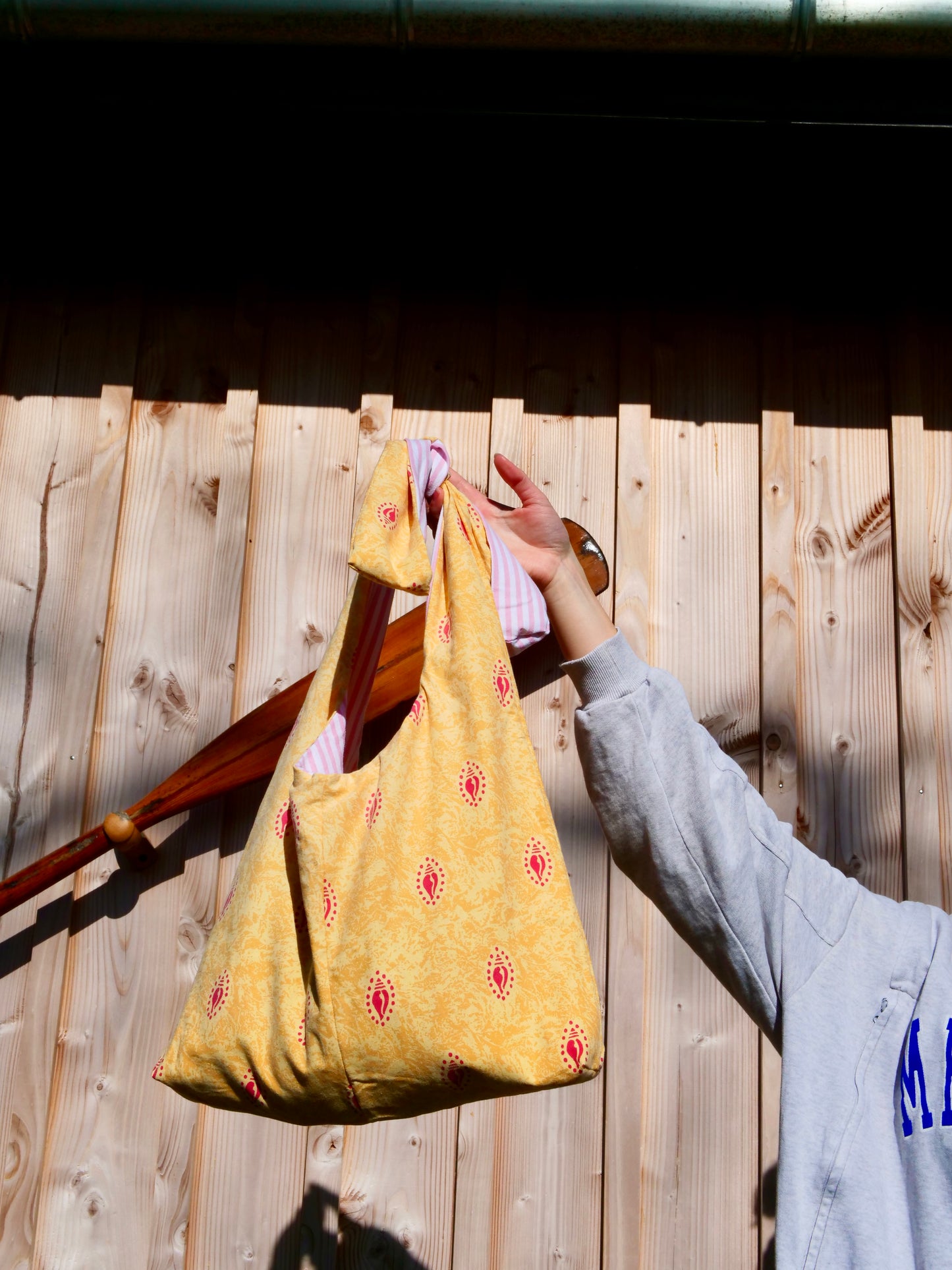 Sac upcyclé. Grâce à ces anses ajustables, se porte à l'épaule ou en bandoulière.