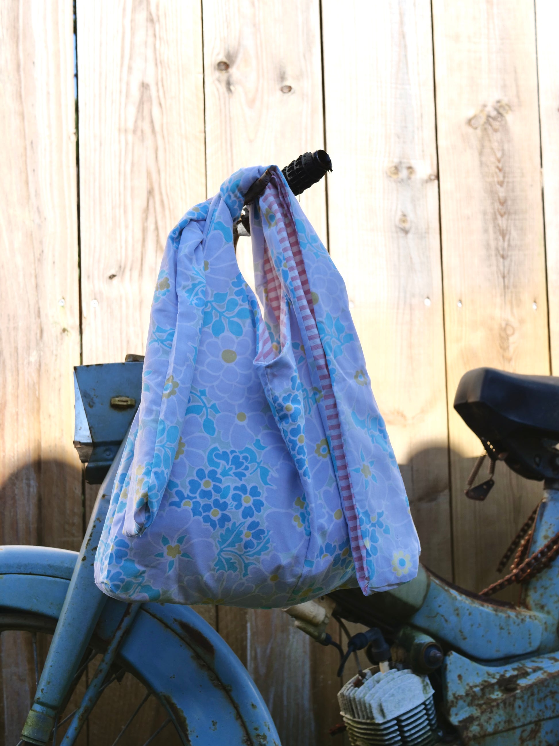 Sac upcyclé. Grâce à ces anses ajustables, se porte à l'épaule ou en bandoulière.