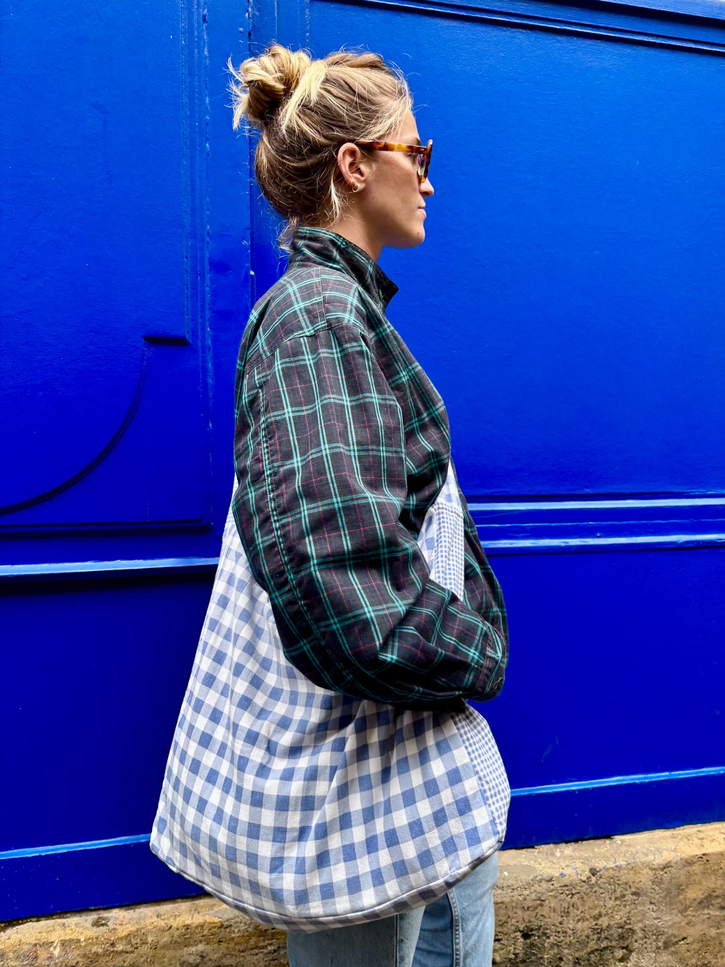 sac en tissu upcyclé, vichy bleu et blanc, une bandoulière