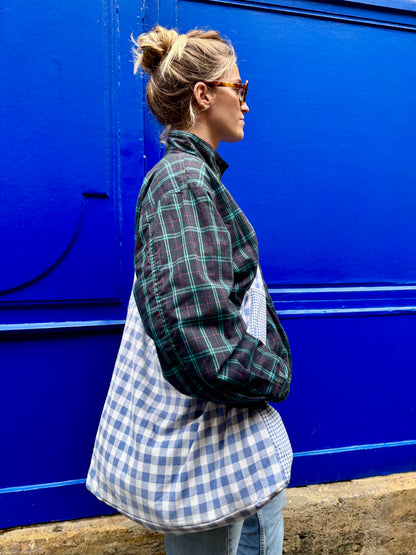 sac en tissu upcyclé, vichy bleu et blanc, une bandoulière