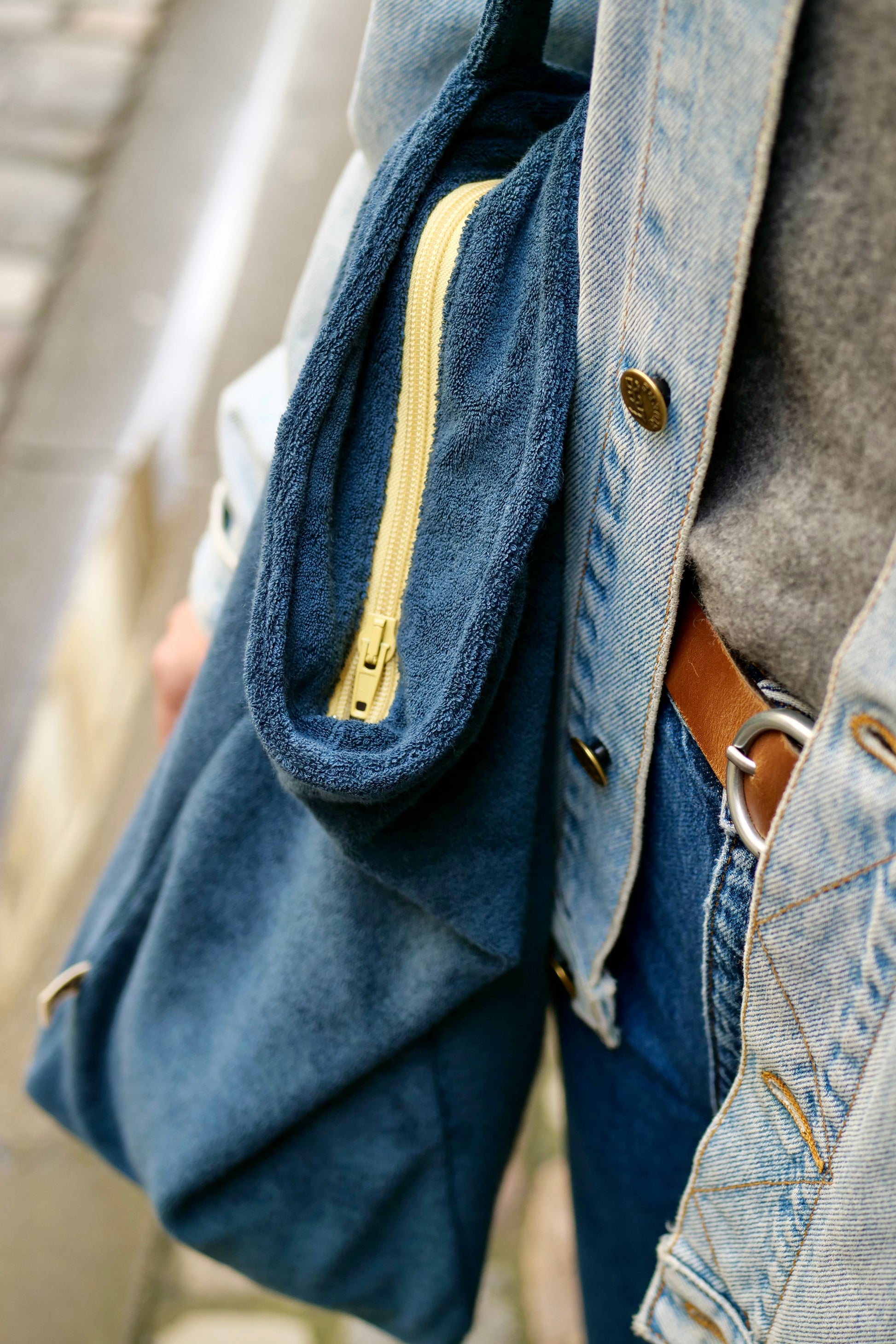 grand cabas bleu en éponge biologique avec fermeture éclaire jaune, focus fermeture éclaire